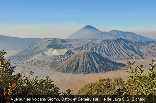 Vue sur les volcans Bromo, Batok et Séméru sur l’île de Java S. Bichard