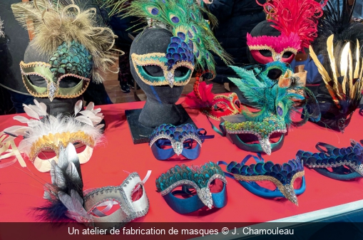 Un atelier de fabrication de masques J. Chamouleau
