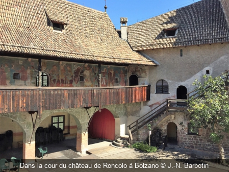 Dans la cour du château de Roncolo à Bolzano J.-N. Barbotin