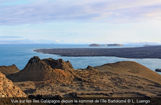 Vue sur les îles Galápagos depuis le sommet de l’île Bartolomé L. Luengo