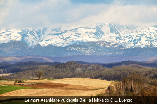 Le mont Asahidake vu depuis Biei, à Hokkaido L. Luengo