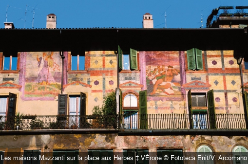 Les maisons Mazzanti sur la place aux Herbes ‡ VÈrone Fototeca Enit/V. Arcomano