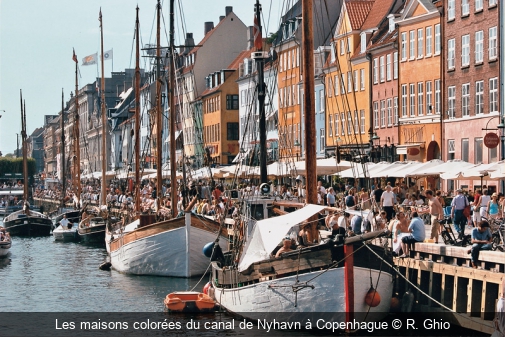Les maisons colorées du canal de Nyhavn à Copenhague R. Ghio