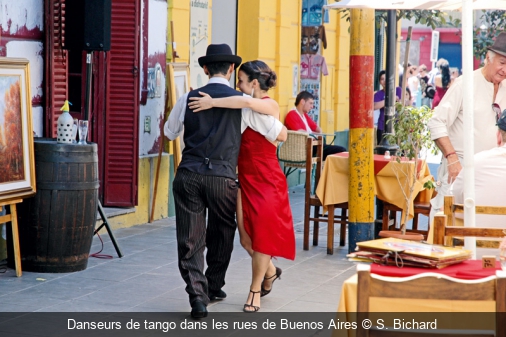 Danseurs de tango dans les rues de Buenos Aires S. Bichard