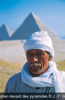 Égyptien devant des pyramides J.-Y. Gouill