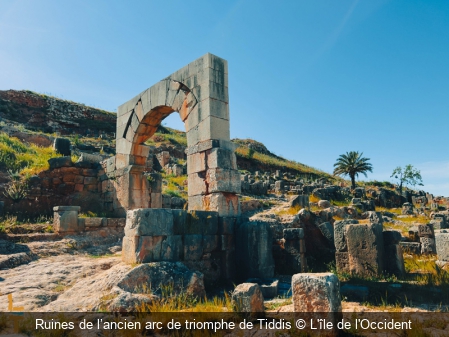 Ruines de l’ancien arc de triomphe de Tiddis L'île de l'Occident