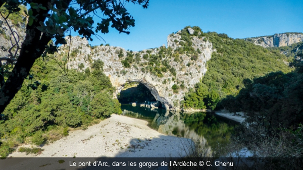 Le pont d’Arc, dans les gorges de l’Ardèche C. Chenu