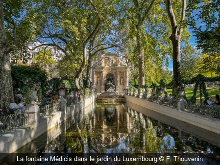 La fontaine Médicis dans le jardin du Luxembourg F. Thouvenin