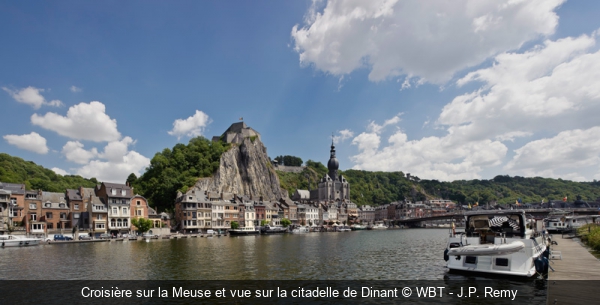 Croisière sur la Meuse et vue sur la citadelle de Dinant WBT - J.P. Remy