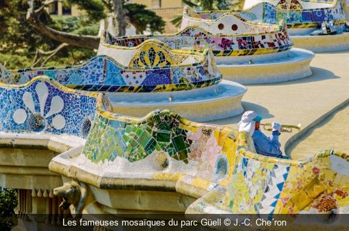 Les fameuses mosaïques du parc Güell J.-C. Che´ron