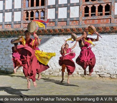 Danse de moines durant le Prakhar Tshechu, à Bumthang A.V./N. Sidois