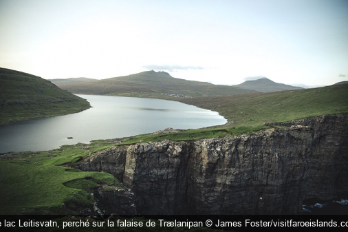 Le lac Leitisvatn, perché sur la falaise de Trælanipan James Foster/visitfaroeislands.com