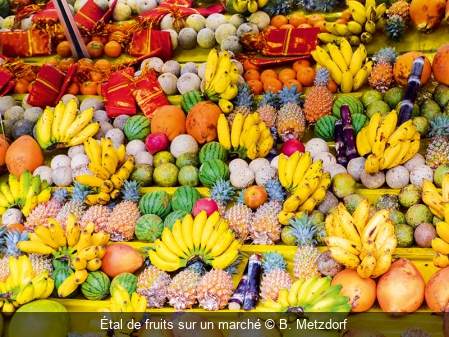 Étal de fruits sur un marché B. Metzdorf