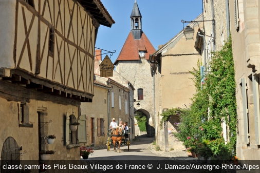 Charroux, classé parmi les Plus Beaux Villages de France  J. Damase/Auvergne-Rhône-Alpes Tourisme