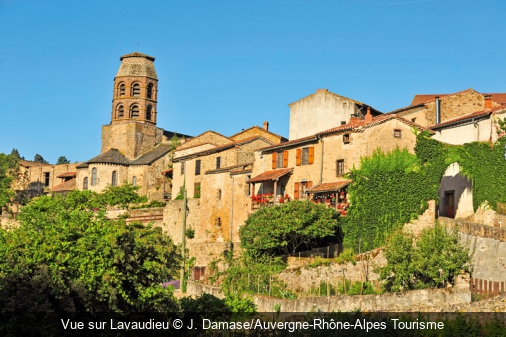 Vue sur Lavaudieu J. Damase/Auvergne-Rhône-Alpes Tourisme