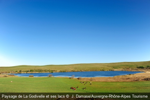Paysage de La Godivelle et ses lacs  J. Damase/Auvergne-Rhône-Alpes Tourisme