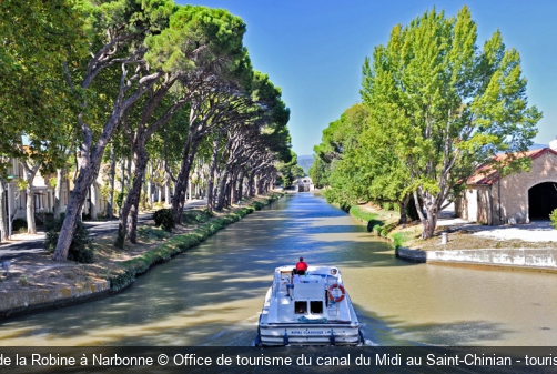Le long du canal de la Robine à Narbonne Office de tourisme du canal du Midi au Saint-Chinian - tourismecanaldumidi.fr