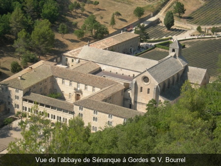 Vue de l’abbaye de Sénanque à Gordes V. Bourrel