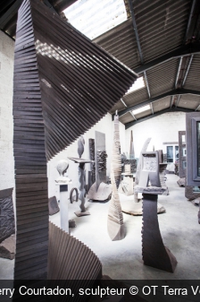 Dans l’atelier de Thierry Courtadon, sculpteur OT Terra Volcana/David-Frobert