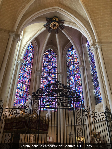 Vitraux dans la cathédrale de Chartres © E. Bons