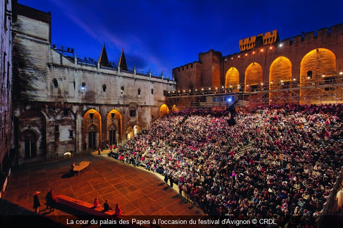 La cour du palais des Papes à l'occasion du festival d'Avignon © CRDL