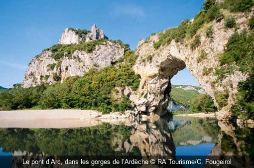 Le pont d’Arc, dans les gorges de l’Ardèche RA Tourisme/C. Fougeirol