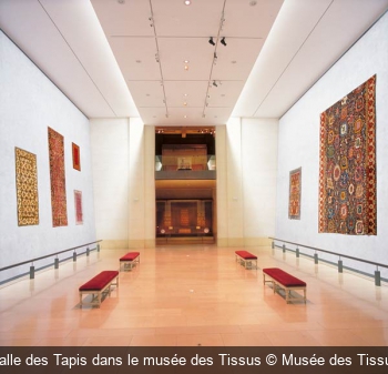 Salle des Tapis dans le musée des Tissus Musée des Tissus