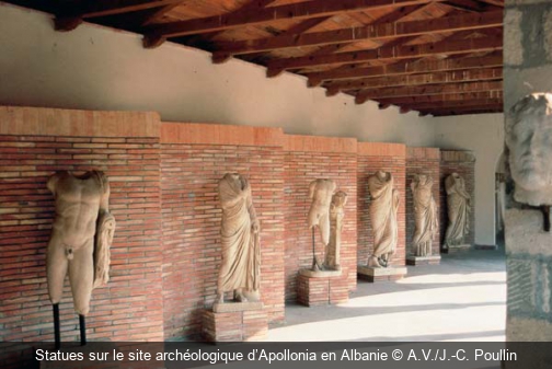 Statues sur le site archéologique d’Apollonia en Albanie A.V./J.-C. Poullin