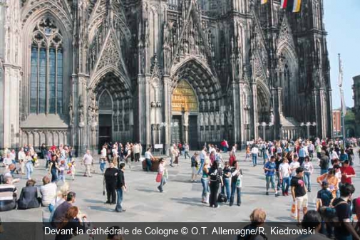 Devant la cathédrale de Cologne O.T. Allemagne/R. Kiedrowski