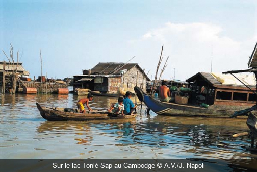 Sur le lac Tonlé Sap au Cambodge A.V./J. Napoli