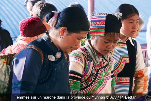 Femmes sur un marché dans la province du Yunnan A.V./ P. Bettan