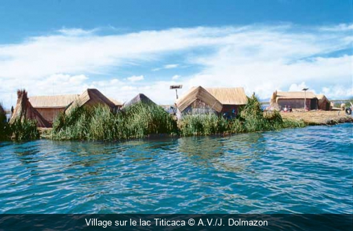 Village sur le lac Titicaca A.V./J. Dolmazon