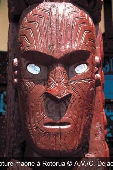 Sculpture maorie à Rotorua A.V./C. Dejacques
