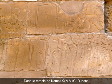 Dans le temple de Karnak A.V./G. Dupont