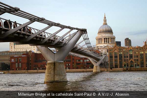 Millenium Bridge et la cathédrale Saint-Paul  A.V./J.-J. Abassin