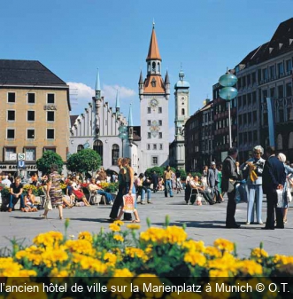 La tour de l’ancien hôtel de ville sur la Marienplatz à Munich O.T. Allemagne