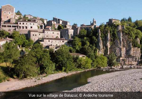 Vue sur le village de Balazuc Ardèche tourisme