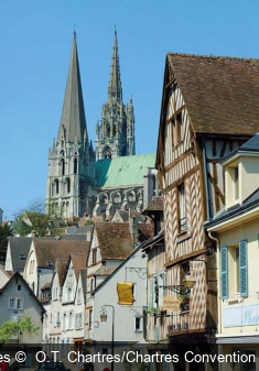 Vue sur la vieille ville de Chartres  O.T. Chartres/Chartres Convention & Visitors Bureau/P. Cointepoix