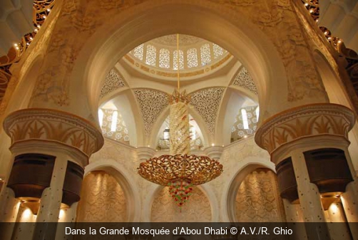 Dans la Grande Mosquée d’Abou Dhabi A.V./R. Ghio