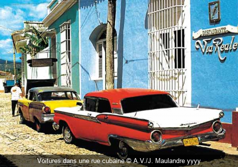 Voitures dans une rue cubaine A.V./J. Maulandre yyyy