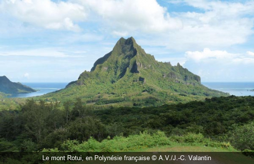 Le mont Rotui, en Polynésie française A.V./J.-C. Valantin