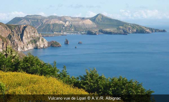 Vulcano vue de Lipari A.V./R. Albignac