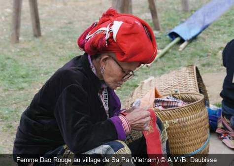 Femme Dao Rouge au village de Sa Pa (Vietnam) A.V./B. Daubisse