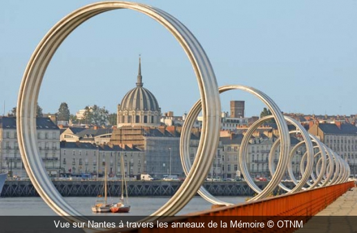 Vue sur Nantes à travers les anneaux de la Mémoire OTNM