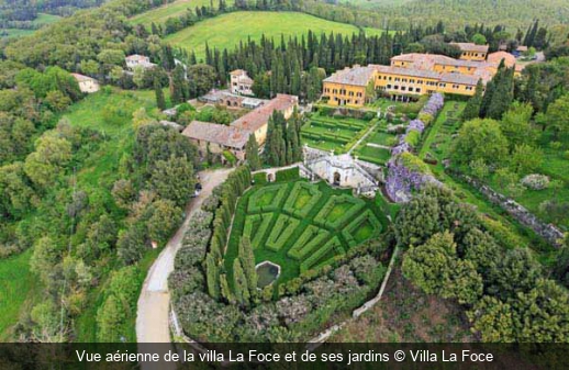 Vue aérienne de la villa La Foce et de ses jardins Villa La Foce