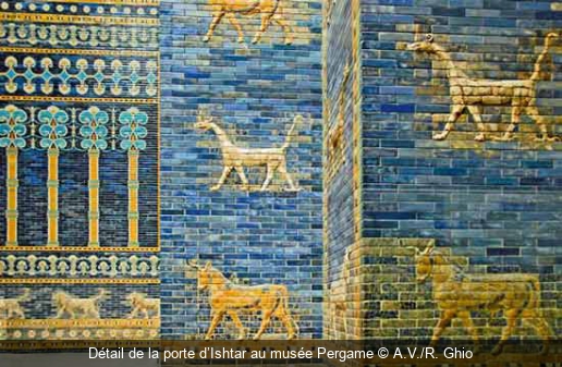Détail de la porte d’Ishtar au musée Pergame A.V./R. Ghio