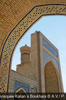 Vue sur la mosquée Kalian à Boukhara A.V./ P. et C. Bettan
