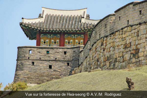 Vue sur la forteresse de Hwa-seong A.V./M. Rodriguez