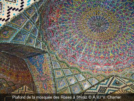 Plafond de la mosquée des Roses à Shiraz A.V./ V. Charrier