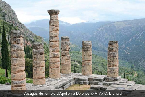 Vestiges du temple d’Apollon à Delphes A.V./ C. Bichard